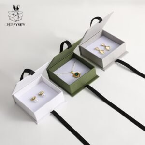 Custom Logo MOQ 50Pcs 9.5×9.5×3.5cm Cardboard Textured Paper Flip Magnetic Strap Bracelet Necklace Box